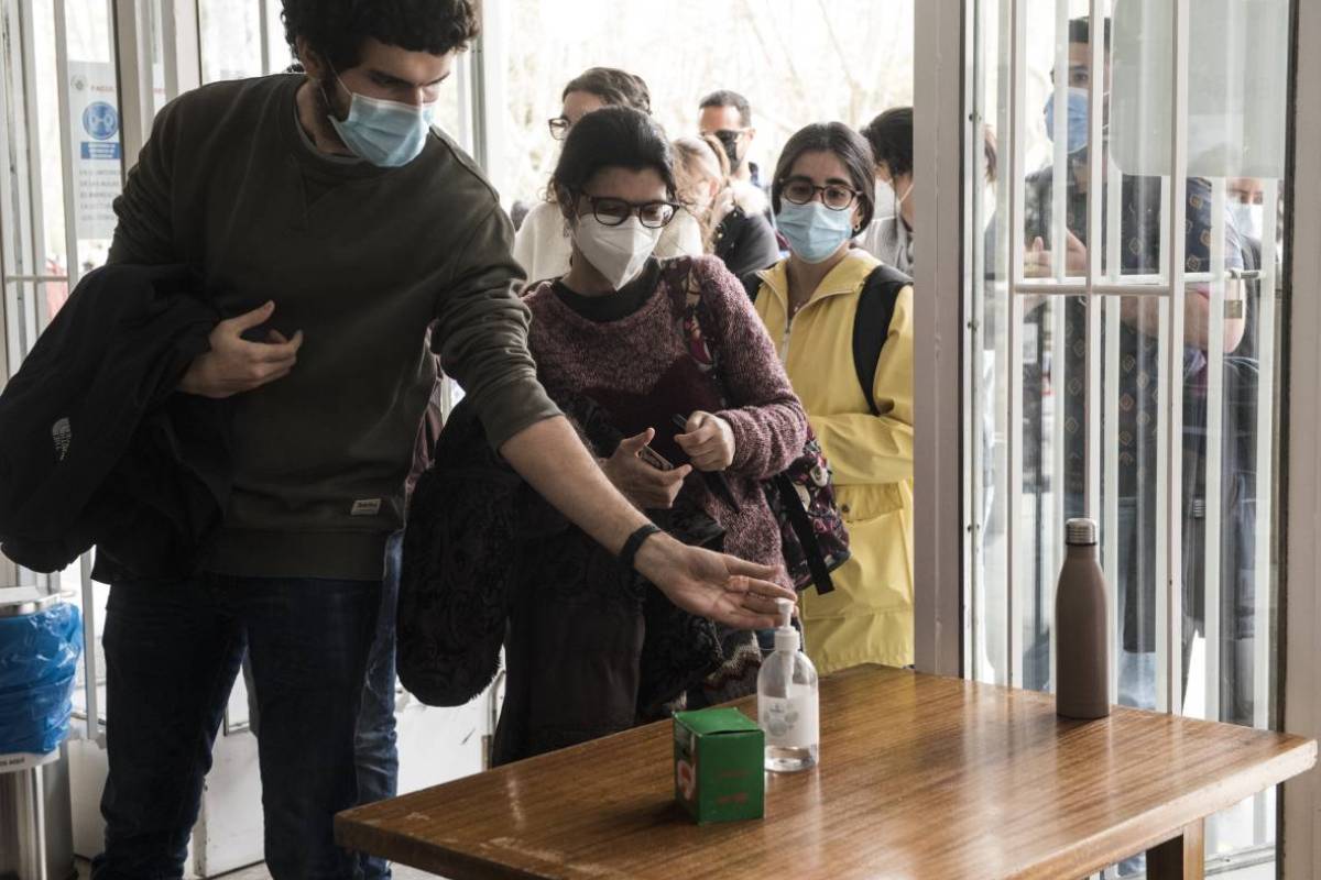 Candidatos del examen MIR 2021 limpiándose las manos antes de entrar en el aula del examen (Foto: Luis Camacho)